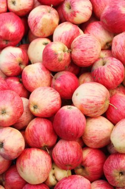 Pazarda lezzetli pembe elmalar.