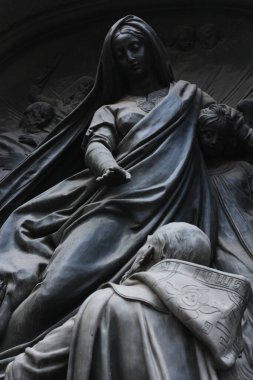 Mezarlıkta güzel bir mermer heykel. 