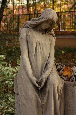 Mezarlıkta güzel bir mermer heykel.