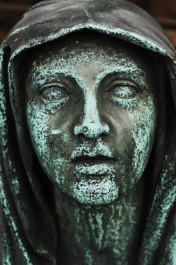 Mezarlıkta güzel bir mermer heykel.