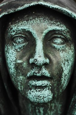 Mezarlıkta güzel bir mermer heykel.