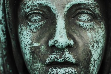 Mezarlıkta güzel bir mermer heykel.