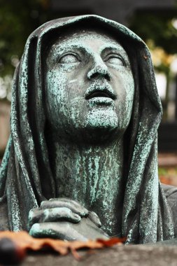 Mezarlıkta güzel bir mermer heykel.