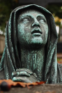 Mezarlıkta güzel bir mermer heykel.