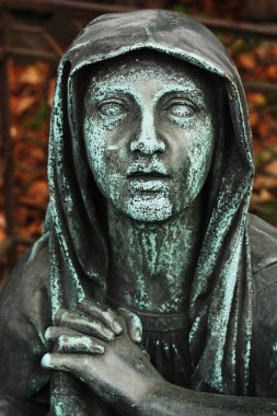 Mezarlıkta güzel bir mermer heykel.