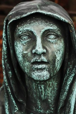 Mezarlıkta güzel bir mermer heykel.