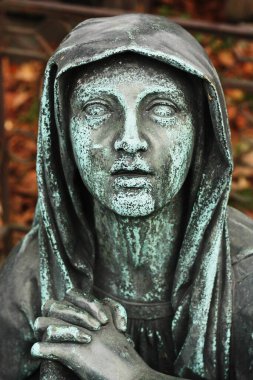 Mezarlıkta güzel bir mermer heykel.