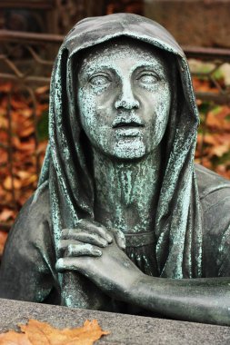 Mezarlıkta güzel bir mermer heykel.