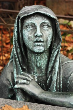 Mezarlıkta güzel bir mermer heykel.