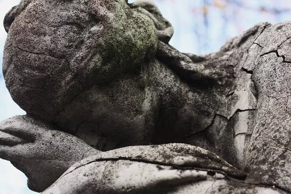 Mezarlıkta güzel bir mermer heykel.