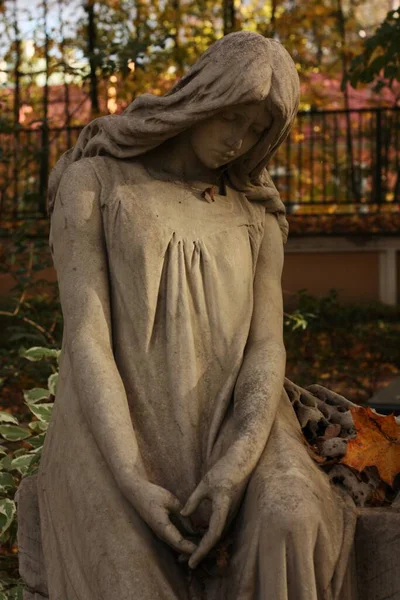 Mezarlıkta güzel bir mermer heykel.