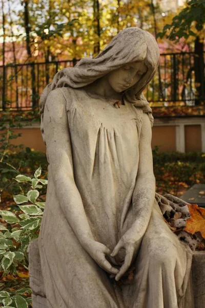 Mezarlıkta güzel bir mermer heykel.