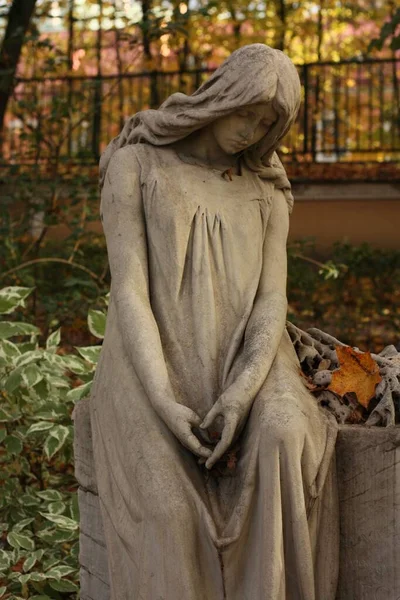 Mezarlıkta güzel bir mermer heykel.