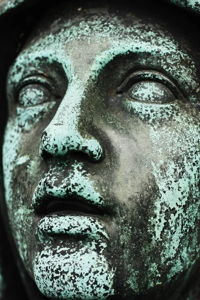 Mezarlıkta güzel bir mermer heykel.