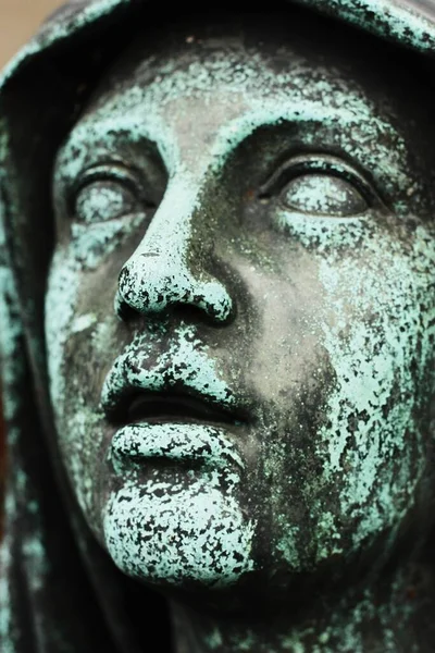 Mezarlıkta güzel bir mermer heykel.