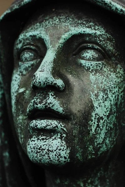 Mezarlıkta güzel bir mermer heykel.