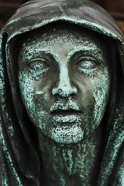 Mezarlıkta güzel bir mermer heykel.