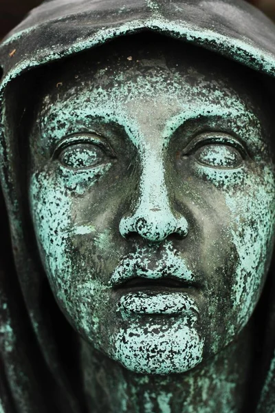 Mezarlıkta güzel bir mermer heykel.