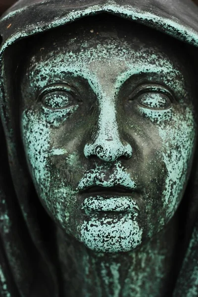 Mezarlıkta güzel bir mermer heykel.