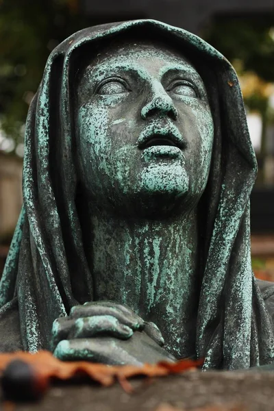 Mezarlıkta güzel bir mermer heykel.