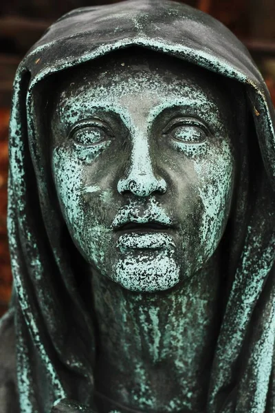 Mezarlıkta güzel bir mermer heykel.