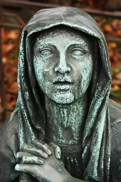 Mezarlıkta güzel bir mermer heykel.