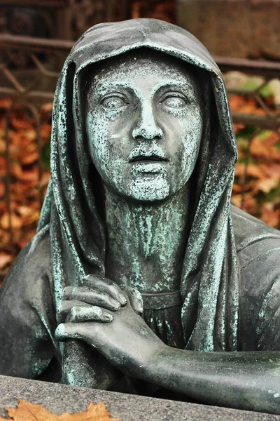 Mezarlıkta güzel bir mermer heykel.