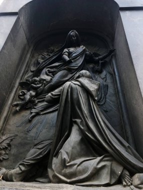 Mezarlıkta güzel bir mermer heykel. 