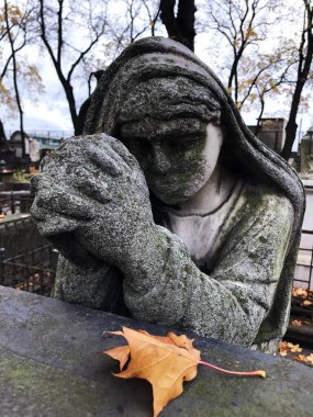 Mezarlıkta güzel bir mermer heykel.