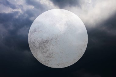 Cadılar Bayramı dolunayda ürkütücü gece karanlık bulutlu gökyüzü ile arka plan. Cadılar Bayramı, korku, Astroloji ve astronomi kavramı. Metin veya görüntü için alan.