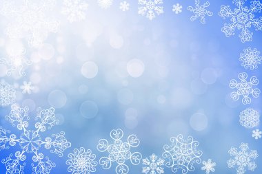 Noel bulanıklık kış düşen kar mavi mor yatay bokeh arka plan benzersiz kar taneleri. Güzel parlak ışıklar bulanık. Noel ve yeni yıl tatilleri arka plan. Metin için yer.