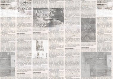 Gazete eski okunamayan metin ile. Vintage grunge kağıt haber doku yatay arka plan bulanık. Dokulu sayfa. Gri kolaj. Açık üstten görünüm.