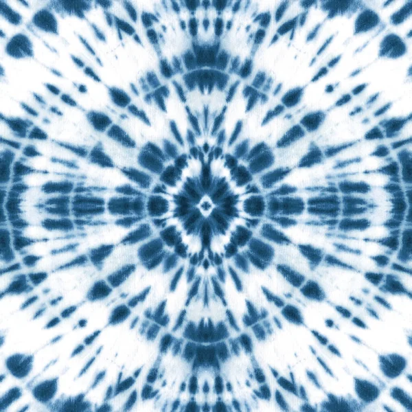 Renkli Shibori Desenli Kravat Suluboya Beyaz Arkaplanda Çivit Mavisi Rengine — Stok fotoğraf