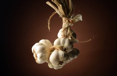 Kahverengi arka planda sarımsak dizesi