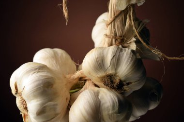 Kahverengi arka planda sarımsak dizesi