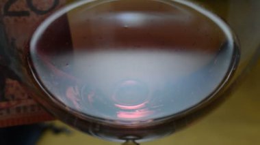 Avustralya Doları ile bir kadeh şarap