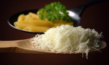 Kaşıkta rendelenmiş peynir