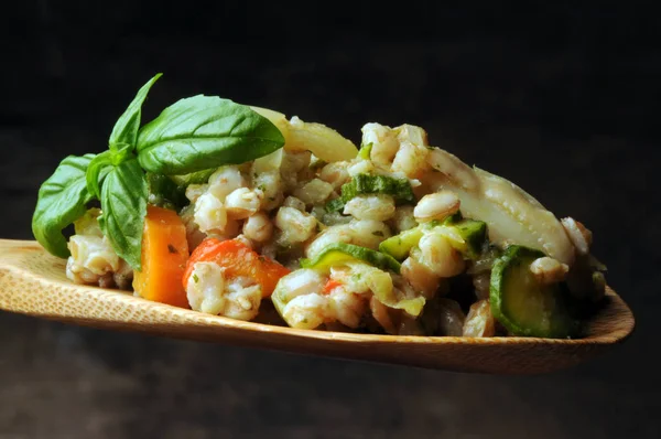 Gerstensalat Mit Tintenfisch Und Zucchini — Stockfoto