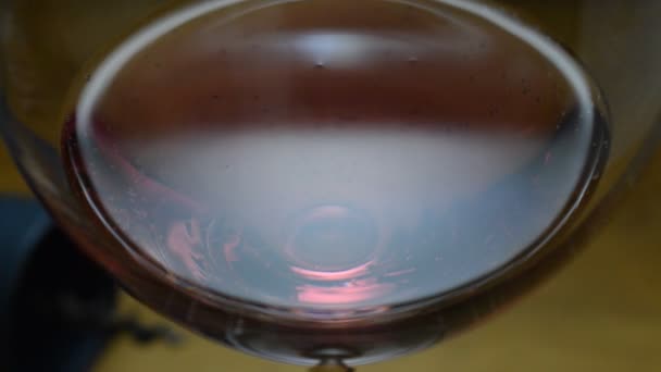 一杯带有韩国货币的葡萄酒 — 图库视频影像