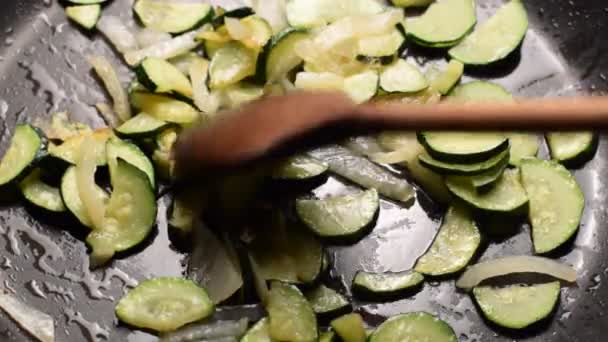 Matlagning Zucchini Med Lök — Stockvideo