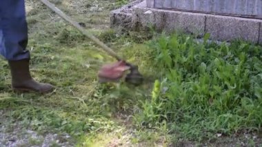 Çimleri kesen bahçıvan