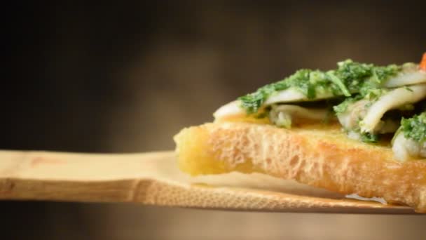 Pácolt Szardella Bruschetta Alici Pácolban — Stock videók