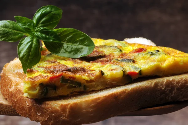 Zucchini Frittata Kawałek Chleba — Zdjęcie stockowe