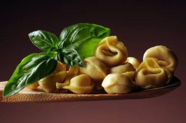 Kaşıküzerinde pişmemiş tortellini