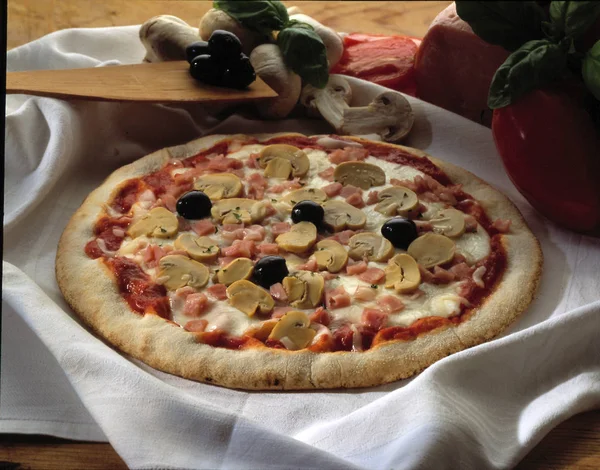 Pizza Mit Pilzen Und Oliven — Stockfoto