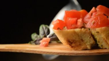 Bruschetta sarımsak ve domates ile