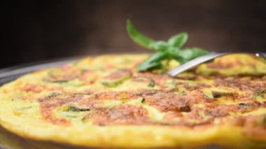 Fesleğen yaprağı ile tavuk yumurta frittata