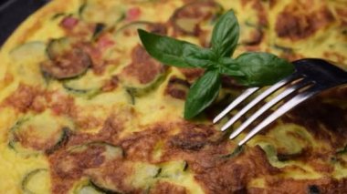 Fesleğen yaprağı ile tavuk yumurta frittata