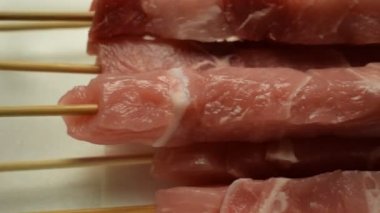 Koyun etinin pişmemiş Arrosticini 'si