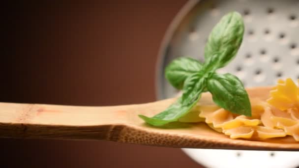 Farfalle Pasta Forma Mariposa Cuchara — Vídeos de Stock